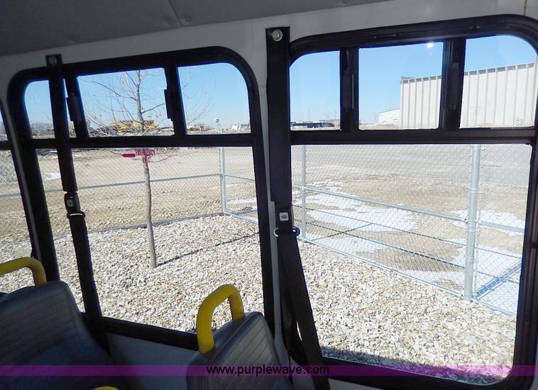 image for item I3746 2004 Ford E350 Super Duty bus