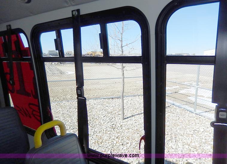 image for item I3746 2004 Ford E350 Super Duty bus