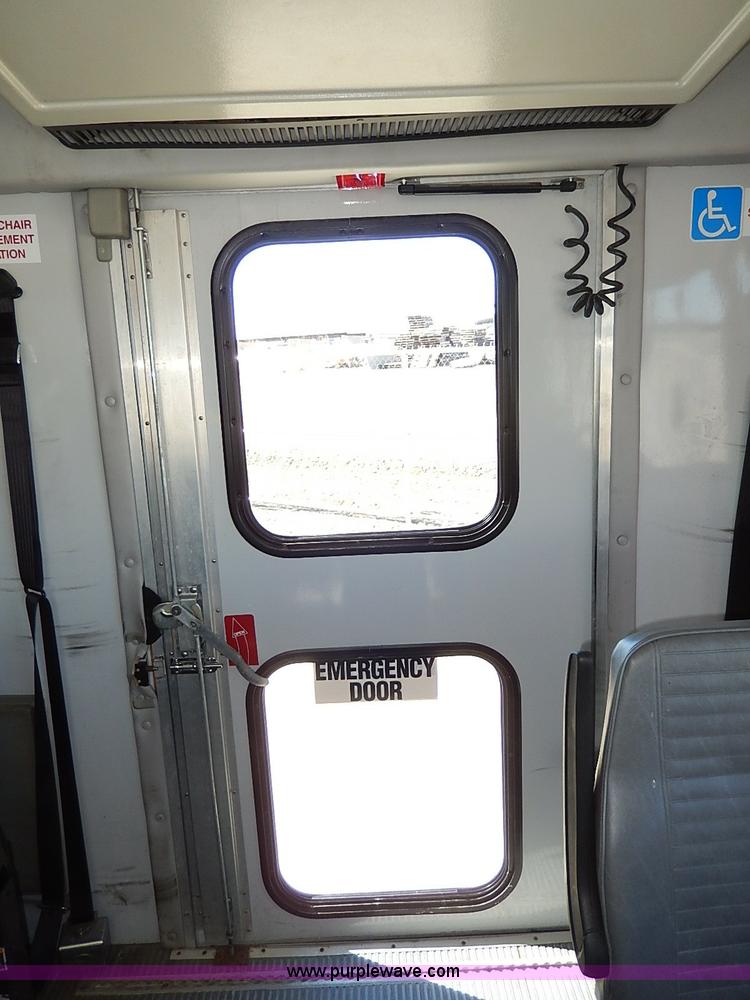 image for item I3746 2004 Ford E350 Super Duty bus