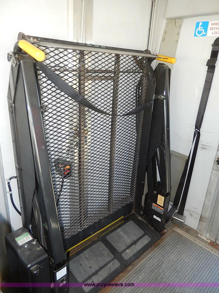 image for item I3746 2004 Ford E350 Super Duty bus