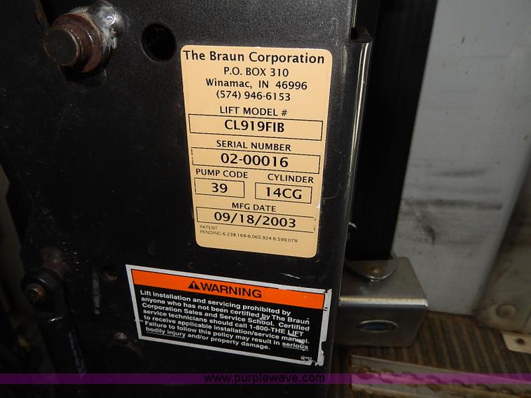 image for item I3746 2004 Ford E350 Super Duty bus