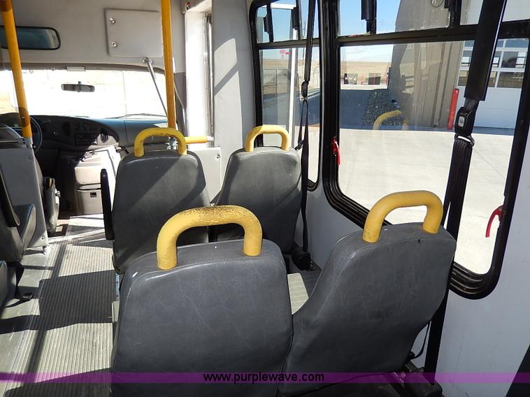 image for item I3746 2004 Ford E350 Super Duty bus