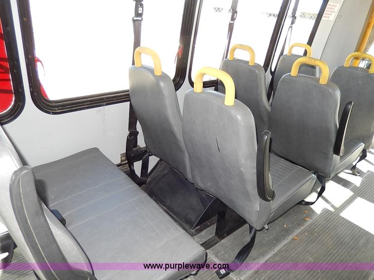 image for item I3746 2004 Ford E350 Super Duty bus