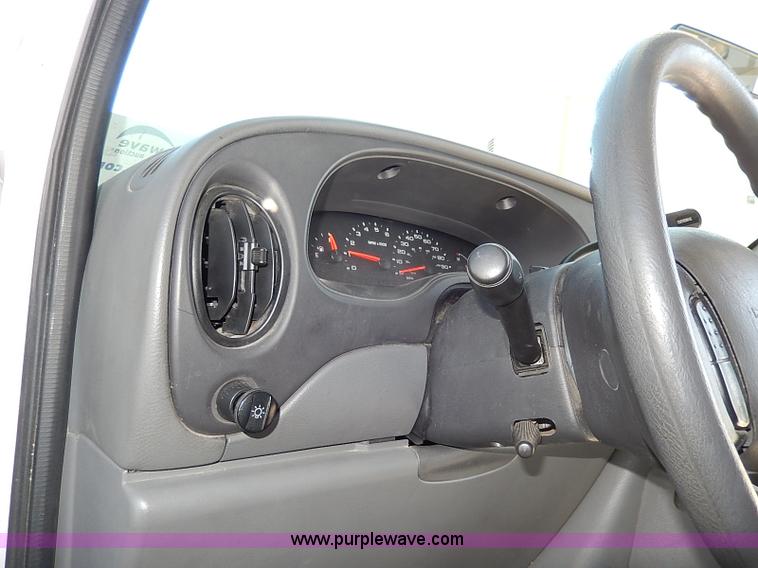 image for item I3746 2004 Ford E350 Super Duty bus