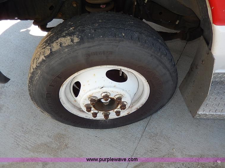 image for item I3746 2004 Ford E350 Super Duty bus