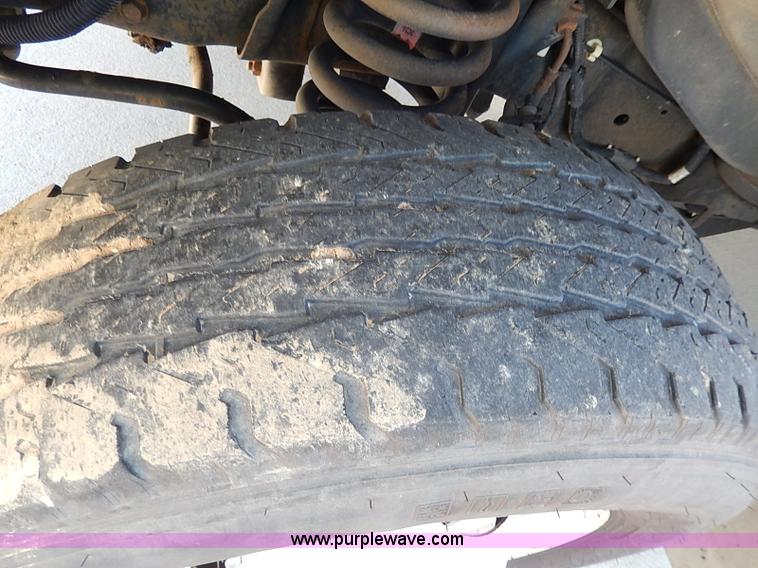 image for item I3746 2004 Ford E350 Super Duty bus