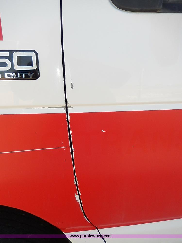 image for item I3746 2004 Ford E350 Super Duty bus