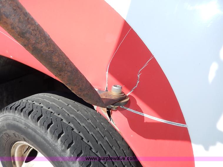 image for item I3746 2004 Ford E350 Super Duty bus