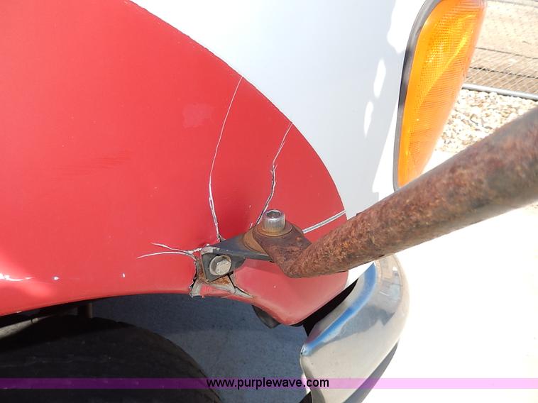 image for item I3746 2004 Ford E350 Super Duty bus