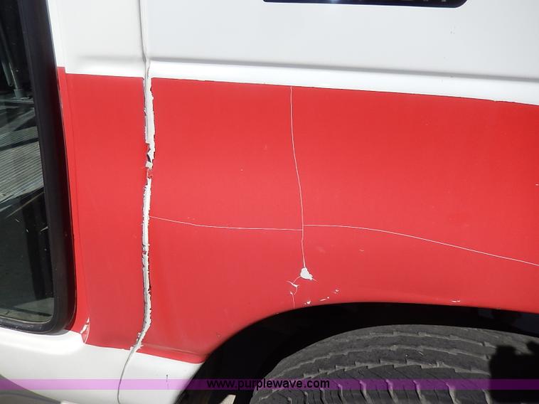 image for item I3746 2004 Ford E350 Super Duty bus