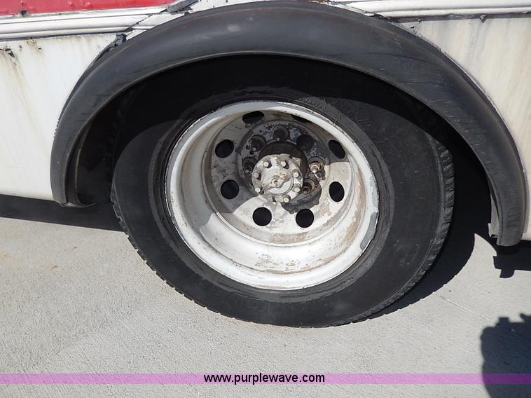 image for item I3746 2004 Ford E350 Super Duty bus