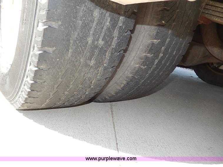 image for item I3746 2004 Ford E350 Super Duty bus