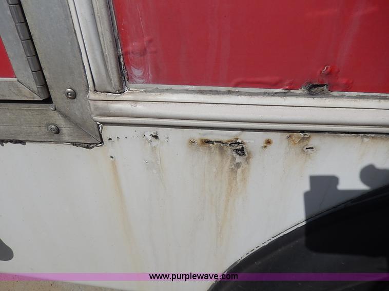 image for item I3746 2004 Ford E350 Super Duty bus