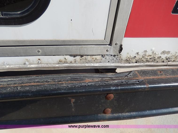 image for item I3746 2004 Ford E350 Super Duty bus