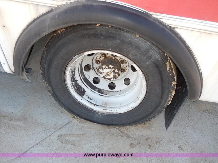 image for item I3746 2004 Ford E350 Super Duty bus