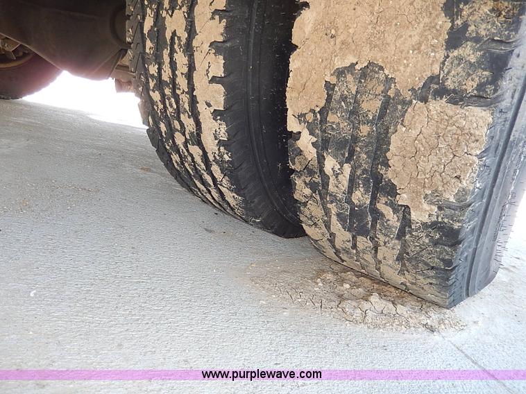 image for item I3746 2004 Ford E350 Super Duty bus