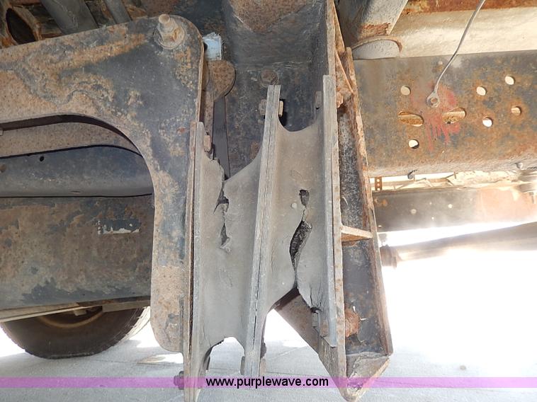 image for item I3746 2004 Ford E350 Super Duty bus