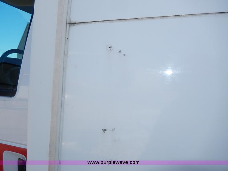 image for item I3746 2004 Ford E350 Super Duty bus