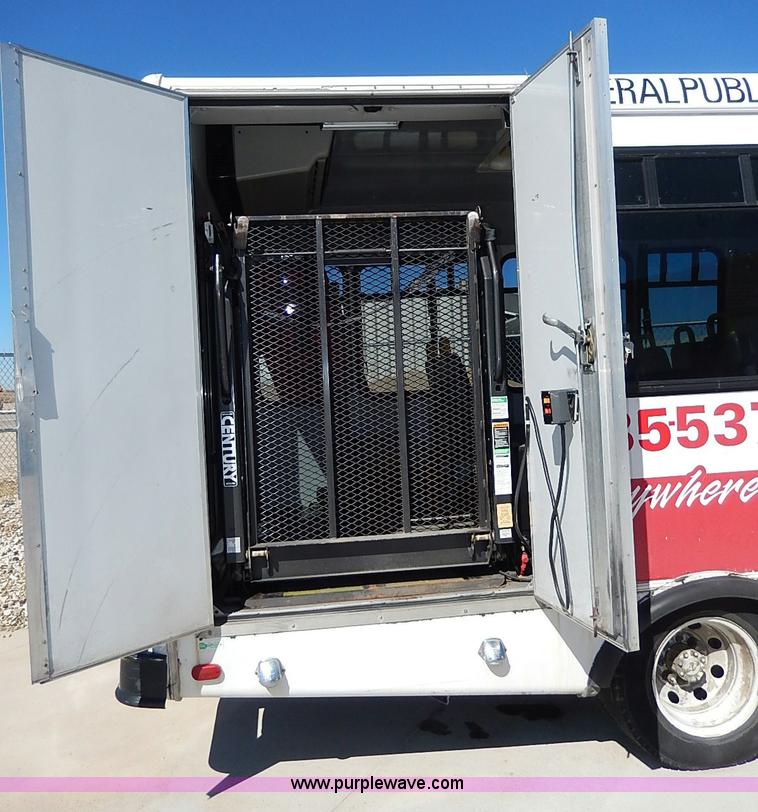 image for item I3746 2004 Ford E350 Super Duty bus