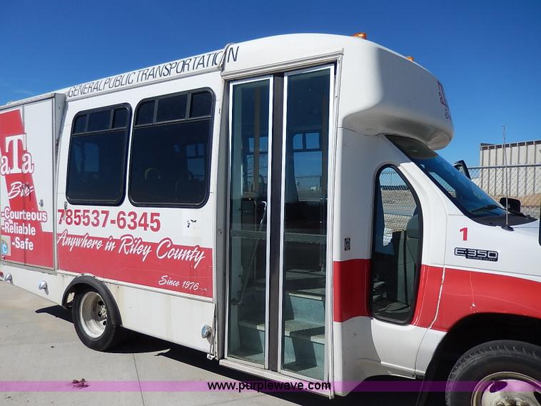 image for item I3746 2004 Ford E350 Super Duty bus