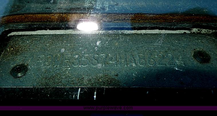 image for item I3746 2004 Ford E350 Super Duty bus