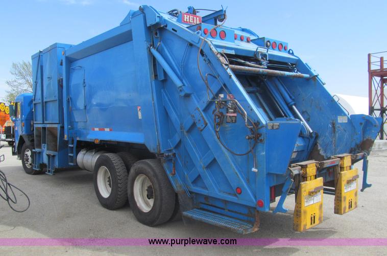 image for item I7107 2003 Peterbilt 320 refuse truck