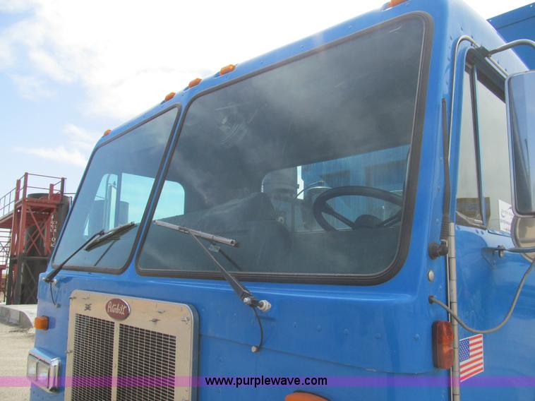 image for item I7107 2003 Peterbilt 320 refuse truck