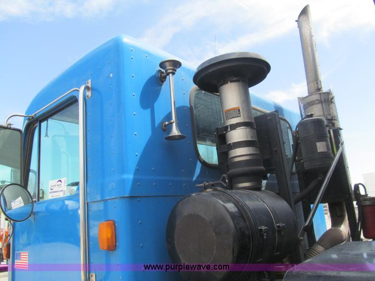 image for item I7107 2003 Peterbilt 320 refuse truck