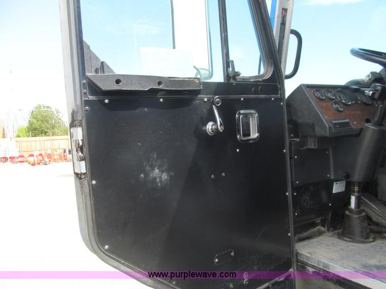 image for item I7107 2003 Peterbilt 320 refuse truck