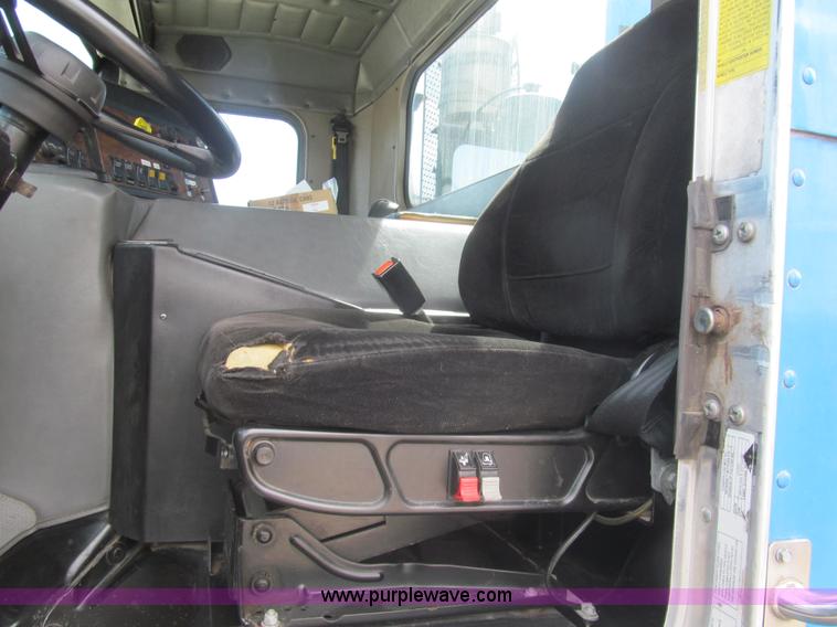 image for item I7107 2003 Peterbilt 320 refuse truck