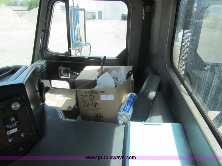 image for item I7107 2003 Peterbilt 320 refuse truck