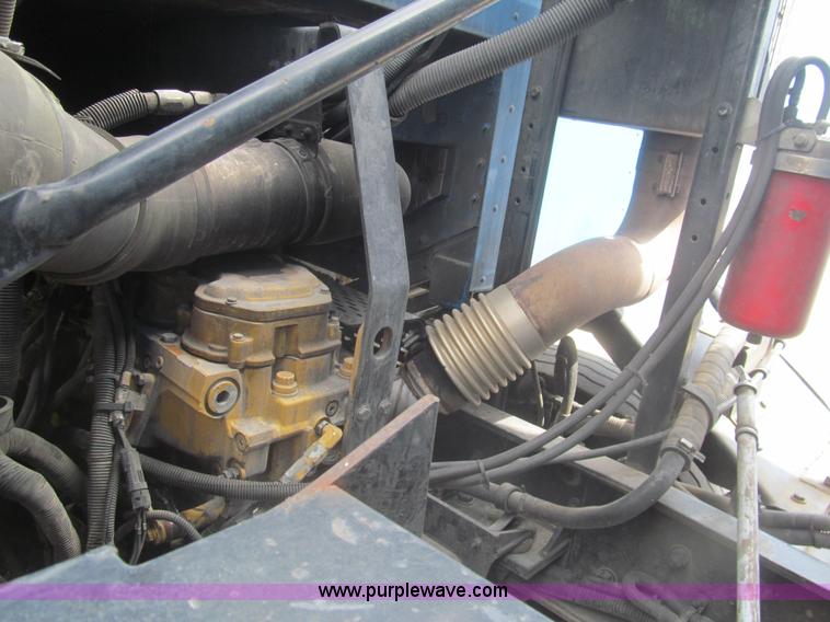 image for item I7107 2003 Peterbilt 320 refuse truck