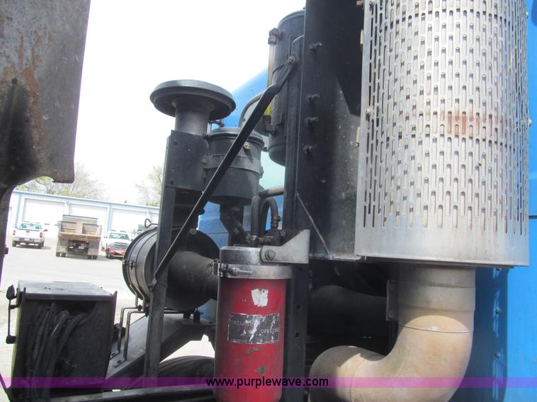 image for item I7107 2003 Peterbilt 320 refuse truck