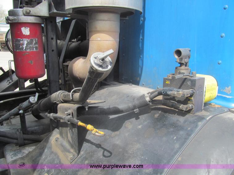 image for item I7107 2003 Peterbilt 320 refuse truck