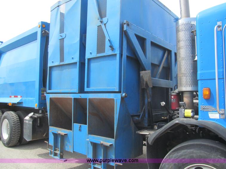 image for item I7107 2003 Peterbilt 320 refuse truck
