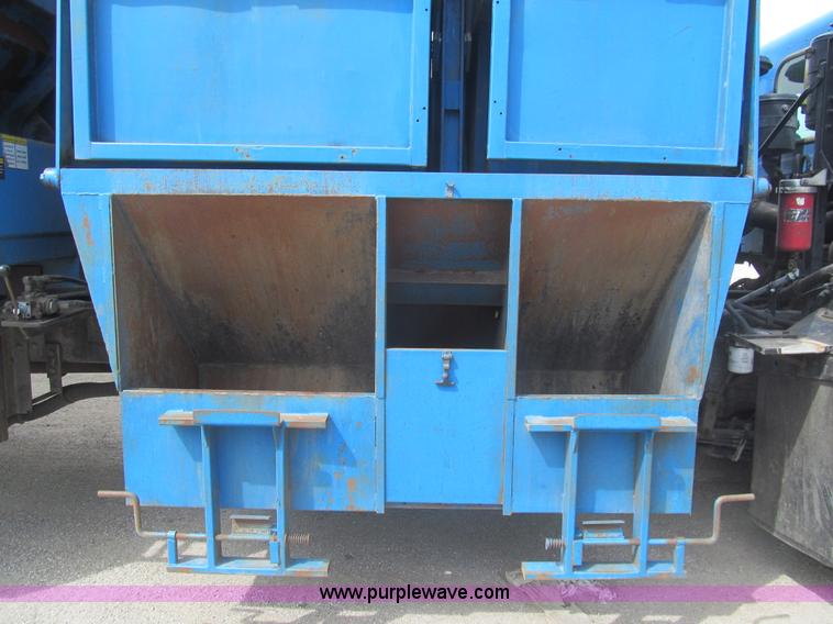 image for item I7107 2003 Peterbilt 320 refuse truck