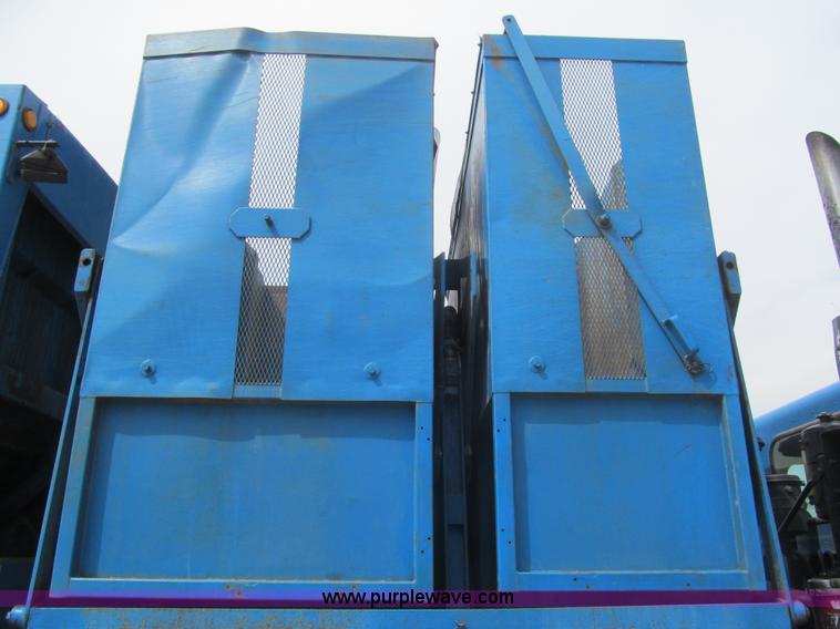 image for item I7107 2003 Peterbilt 320 refuse truck