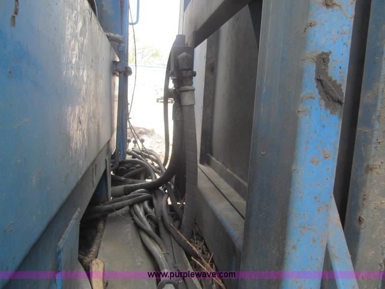 image for item I7107 2003 Peterbilt 320 refuse truck