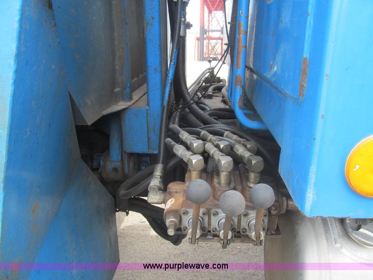 image for item I7107 2003 Peterbilt 320 refuse truck