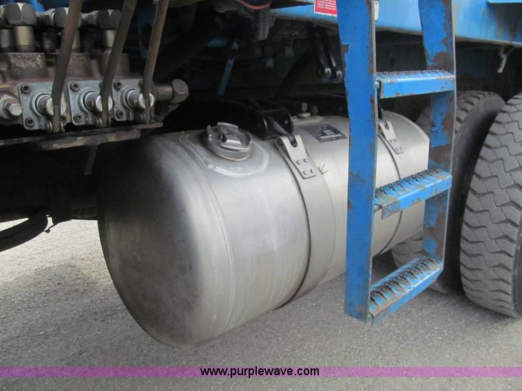 image for item I7107 2003 Peterbilt 320 refuse truck