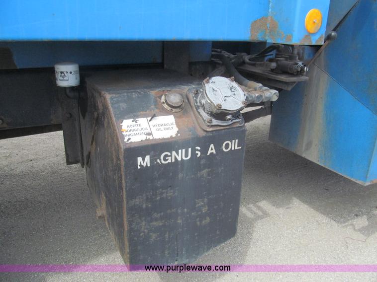 image for item I7107 2003 Peterbilt 320 refuse truck