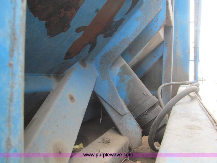 image for item I7107 2003 Peterbilt 320 refuse truck