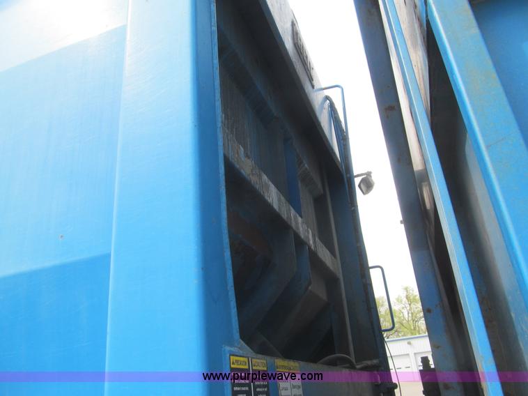 image for item I7107 2003 Peterbilt 320 refuse truck