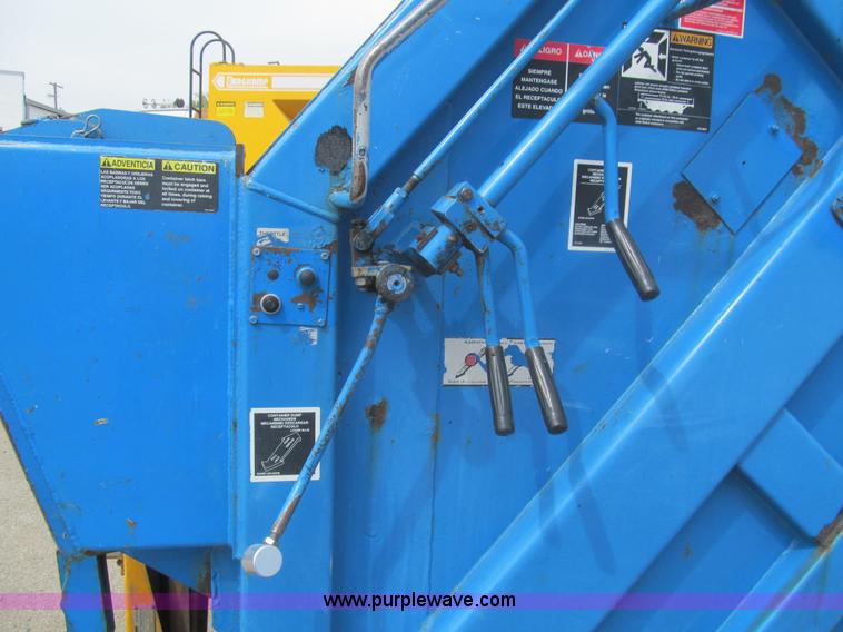 image for item I7107 2003 Peterbilt 320 refuse truck