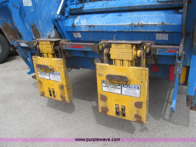 image for item I7107 2003 Peterbilt 320 refuse truck