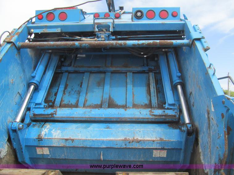 image for item I7107 2003 Peterbilt 320 refuse truck