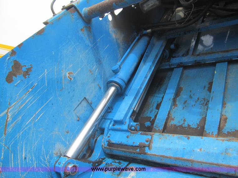 image for item I7107 2003 Peterbilt 320 refuse truck