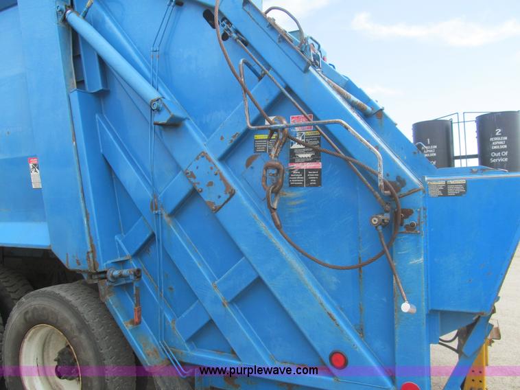 image for item I7107 2003 Peterbilt 320 refuse truck