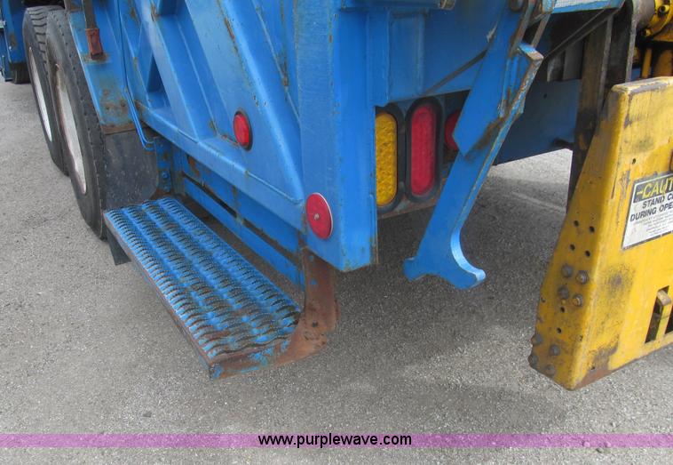 image for item I7107 2003 Peterbilt 320 refuse truck