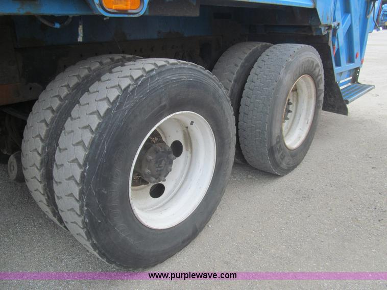 image for item I7107 2003 Peterbilt 320 refuse truck